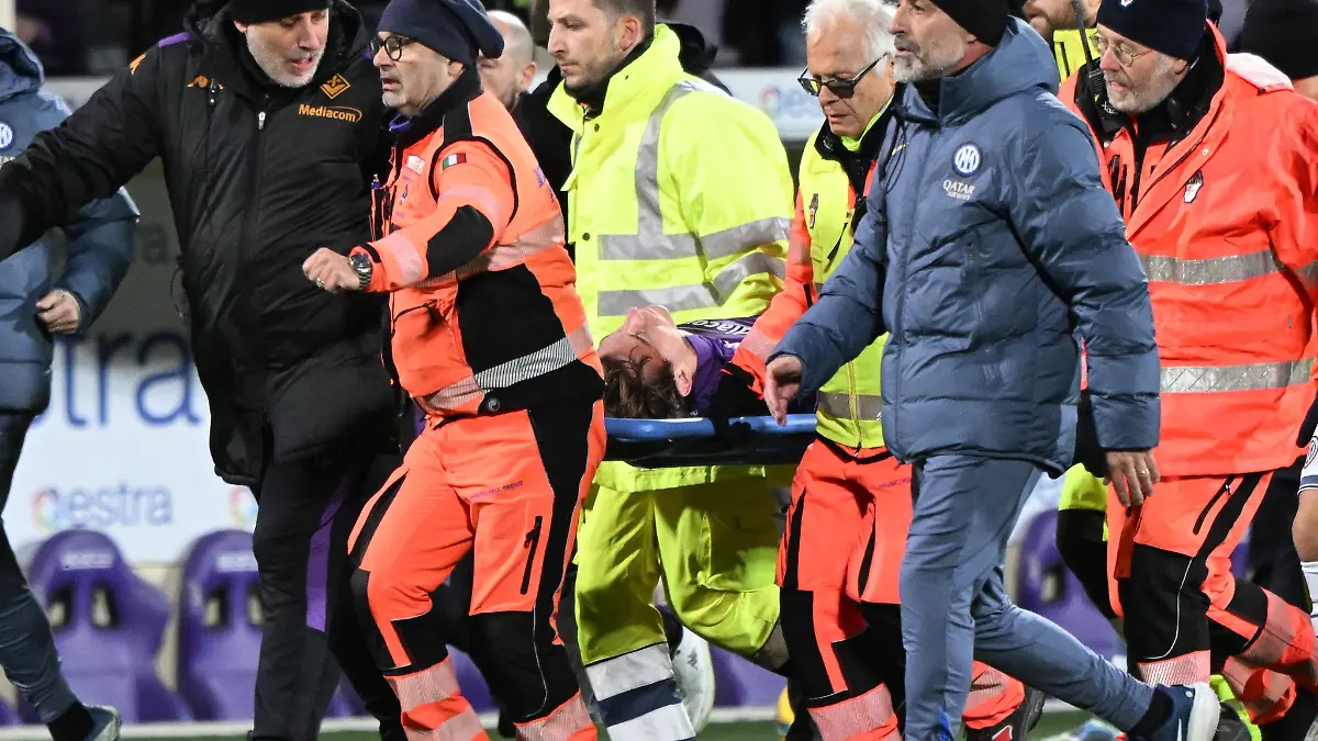 Fiorentina-Profi Edoardo Bove wird nach seinem Zusammenbruch zu einem Krankenwagen getragen.