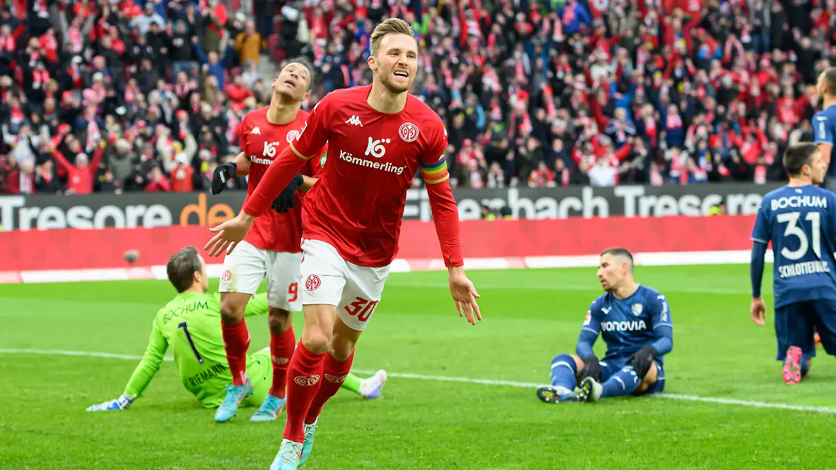 Jubel Silvan WIDMER (MZ) nach seinem Tor zum 2:0, im Hintergrund Torwart Manuel RIEMANN (BO) und Danilo SOARES r. (BO) enttaeuscht Fussball 1. Bundesliga, 18.Spieltag, 1. FSV Mainz 05 (MZ) - VfL Bochum (BO), am 28.01.2023 in Mainz/ Deutschland. #DFL regulations prohibit any use of photographs as image sequences and/or quasi-video #