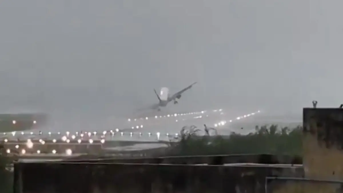 Zyklon hilflos! Flugzeug taumelt bei der Landung durch Sturm-Horror-Szenario