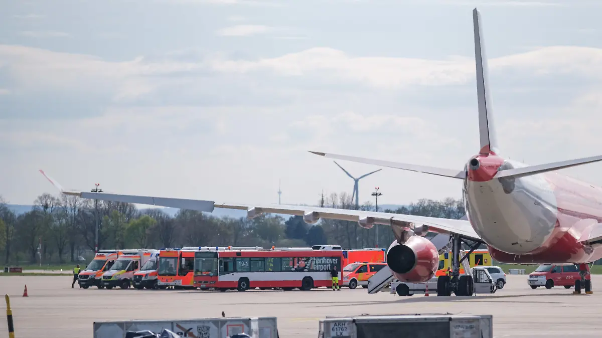 20.04.2022, Niedersachsen, Langenhagen: Krankenwagen warten auf dem Rollfeld des Hannover Flughafen auf die Ankunft eines A310 MedEvac der deutschen Luftwaffe. Das Spezialflugzeug A310 MedEvac soll verletzte ukrainische Zivilpersonen zur medizinischen Behandlung nach Deutschland bringen. Der A310 MedEvac ist die fliegende Intensivstation der Luftwaffe. Nach der Landung erfolgt die Weiterbehandlung in zivilen Krankenhäusern. Foto: Ole Spata/dpa +++ dpa-Bildfunk +++
