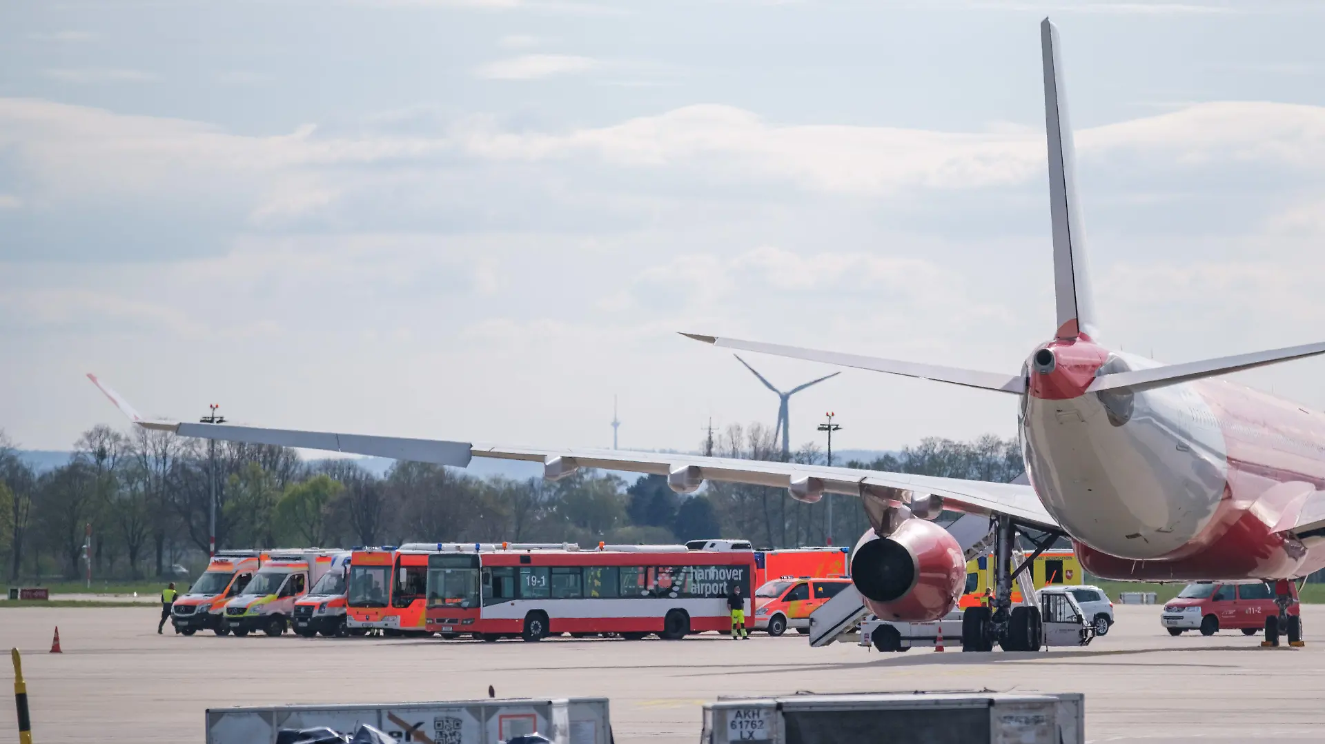 20.04.2022, Niedersachsen, Langenhagen: Krankenwagen warten auf dem Rollfeld des Hannover Flughafen auf die Ankunft eines A310 MedEvac der deutschen Luftwaffe. Das Spezialflugzeug A310 MedEvac soll verletzte ukrainische Zivilpersonen zur medizinischen Behandlung nach Deutschland bringen. Der A310 MedEvac ist die fliegende Intensivstation der Luftwaffe. Nach der Landung erfolgt die Weiterbehandlung in zivilen Krankenhäusern. Foto: Ole Spata/dpa +++ dpa-Bildfunk +++