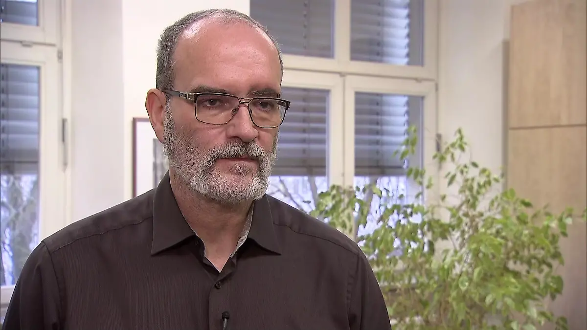 Schulleiter Bernhard Steger im Gespräch mit RTL.