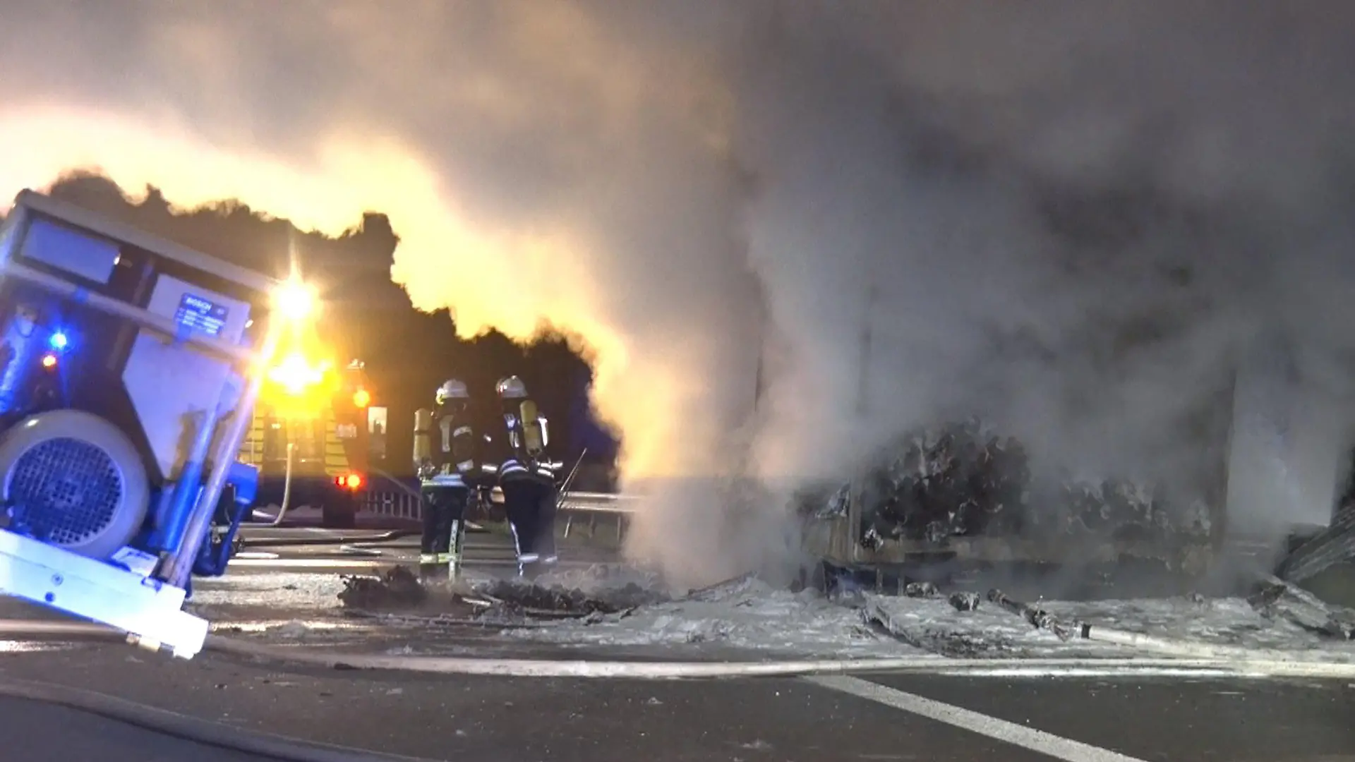 21.04.2022, Niedersachsen, Lathen: Einsatzkräfte der Feuerwehr haben einen brennenden LKW-Anhänger gelöscht. Bei dem Fahrzeugbrand auf der Autobahn 31 im Emsland zwischen Lathen und Dörpen sind 5300 Hühner umgekommen. Foto: Torsten Albrecht/Nord-West-Media TV/dpa +++ dpa-Bildfunk +++