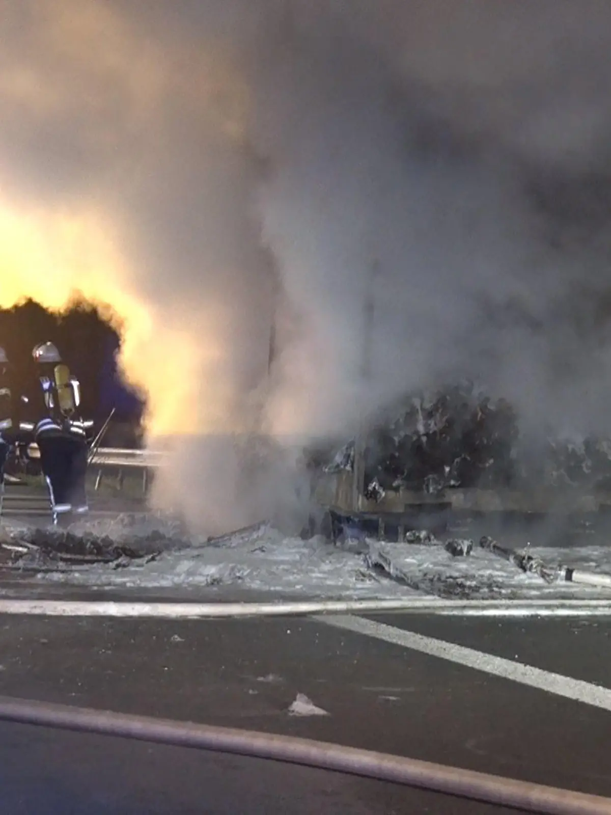 21.04.2022, Niedersachsen, Lathen: Einsatzkräfte der Feuerwehr haben einen brennenden LKW-Anhänger gelöscht. Bei dem Fahrzeugbrand auf der Autobahn 31 im Emsland zwischen Lathen und Dörpen sind 5300 Hühner umgekommen. Foto: Torsten Albrecht/Nord-West-Media TV/dpa +++ dpa-Bildfunk +++