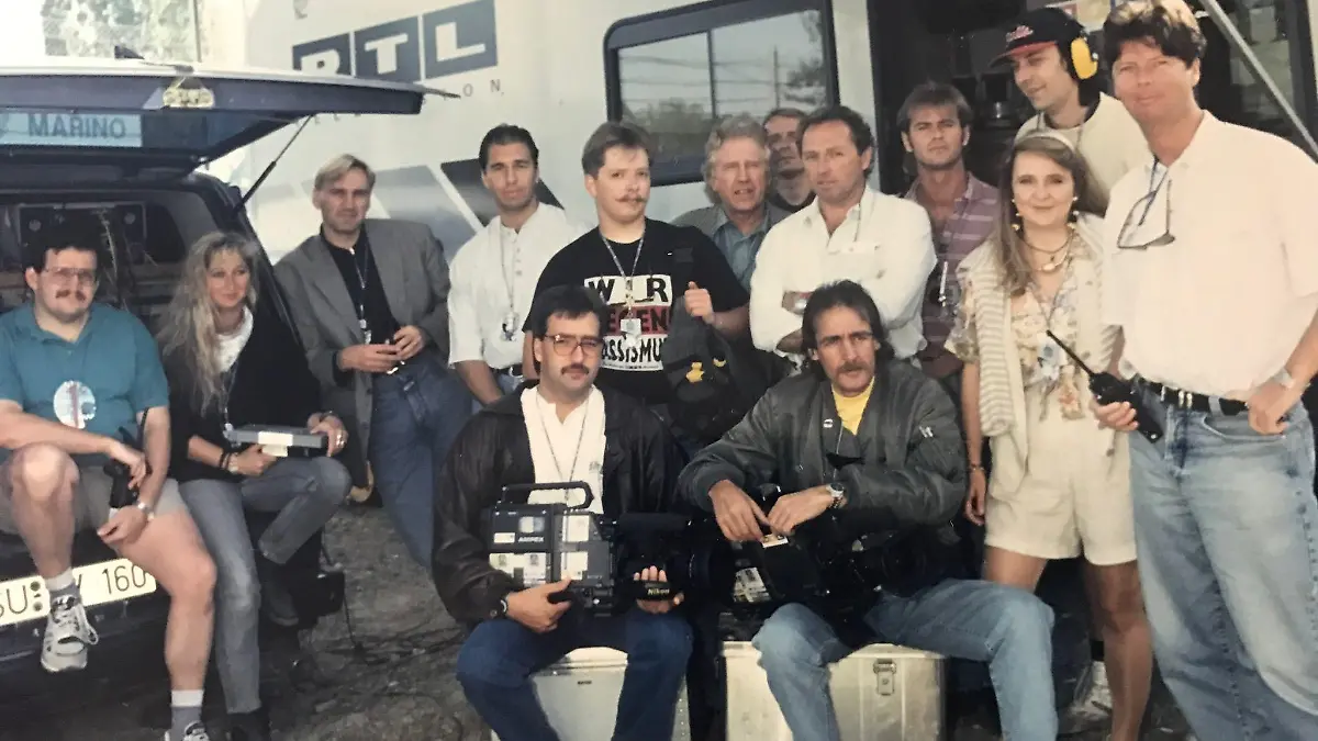 Imola 1993: Heiko Wassers (rechts) Anfänge als F1-Kommentator. Auch Kameramann Oli Klar (vorne mit Schnäuzer) und Fritz Behringer (l., Produktion) sind noch immer dabei.