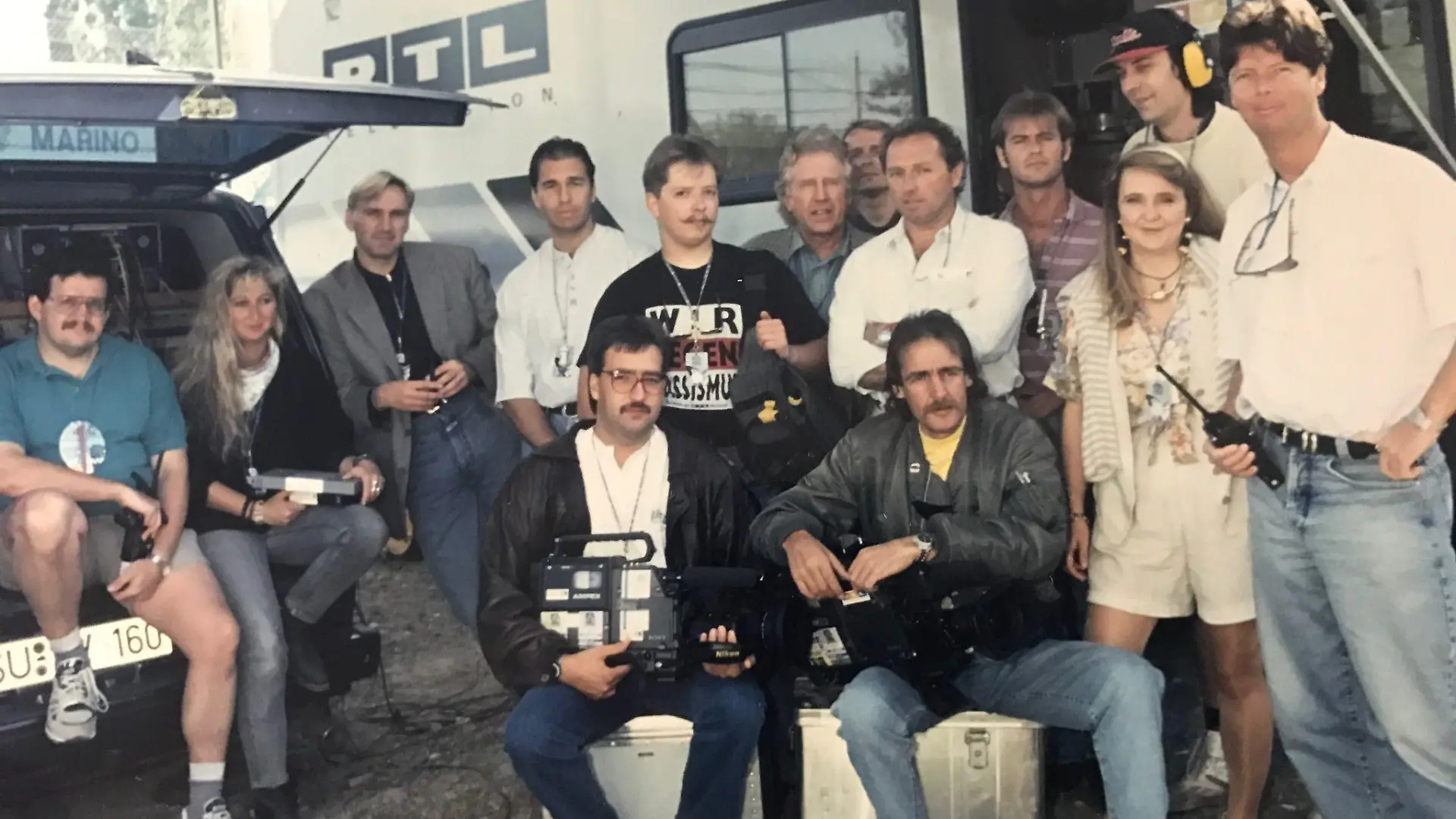 Imola 1993: Heiko Wassers (rechts) Anfänge als F1-Kommentator. Auch Kameramann Oli Klar (vorne mit Schnäuzer) und Fritz Behringer (l., Produktion) sind noch immer dabei.