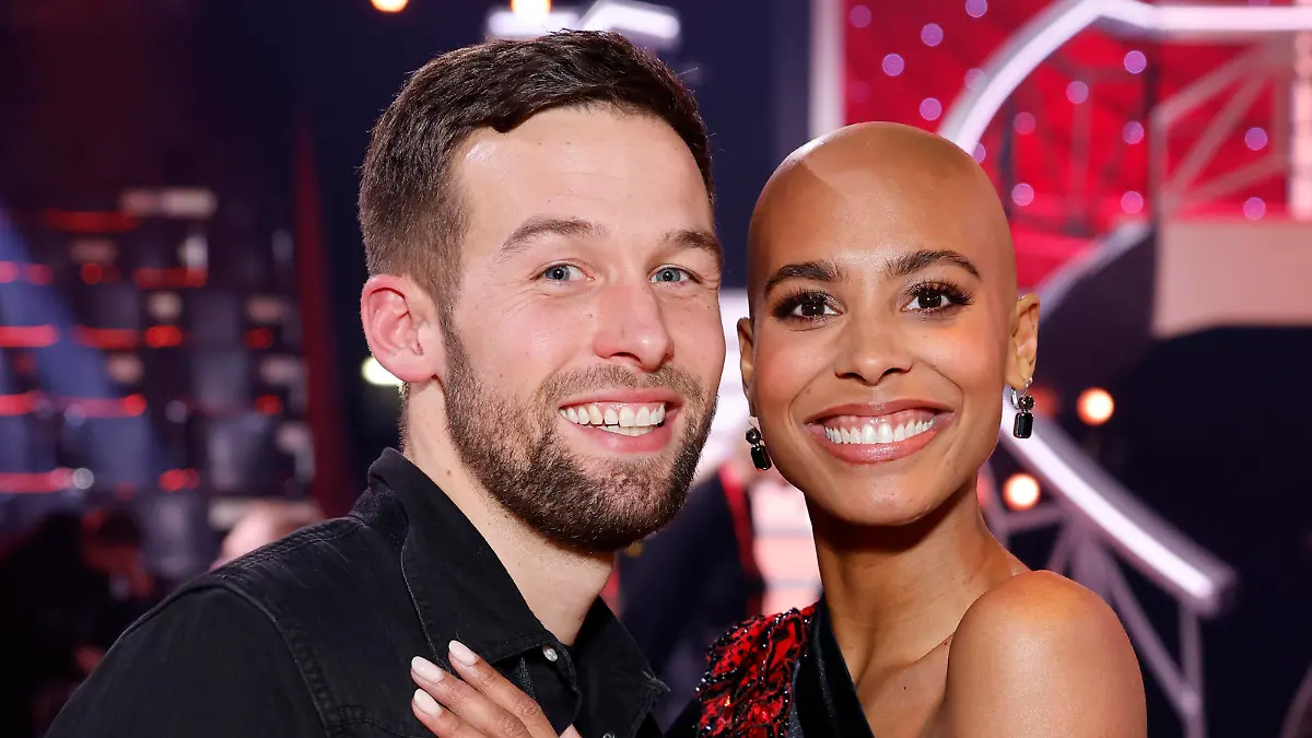 Schauspielerin Sharon Battiste und ihr Freund Jan Hoffmann stehen bei der RTL-Tanzshow 'Let's Dance' (16. Staffel) im MMC Coloneum auf dem Parkett. Köln, 24.02.2023
