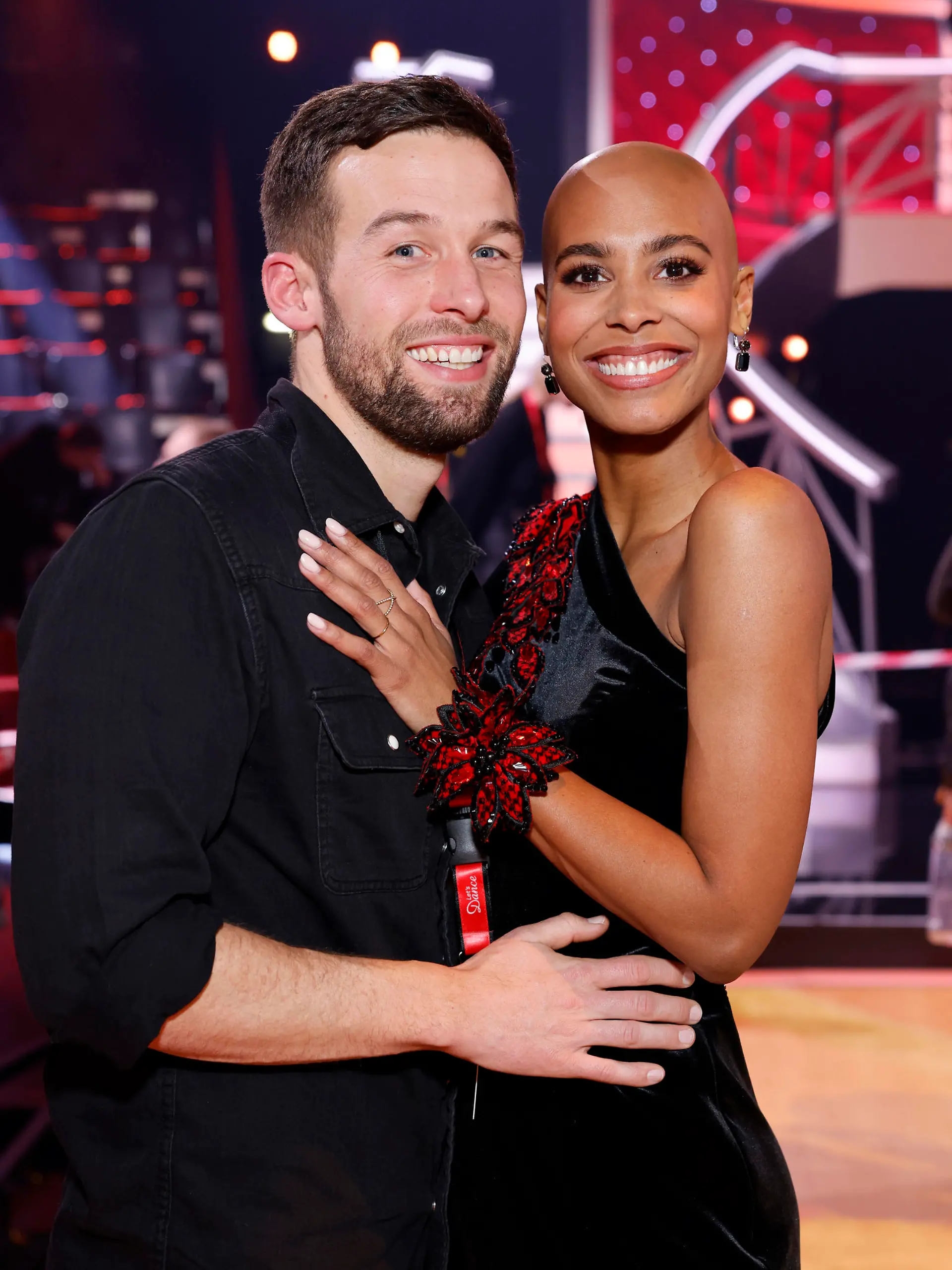 Schauspielerin Sharon Battiste und ihr Freund Jan Hoffmann stehen bei der RTL-Tanzshow 'Let's Dance' (16. Staffel) im MMC Coloneum auf dem Parkett. Köln, 24.02.2023