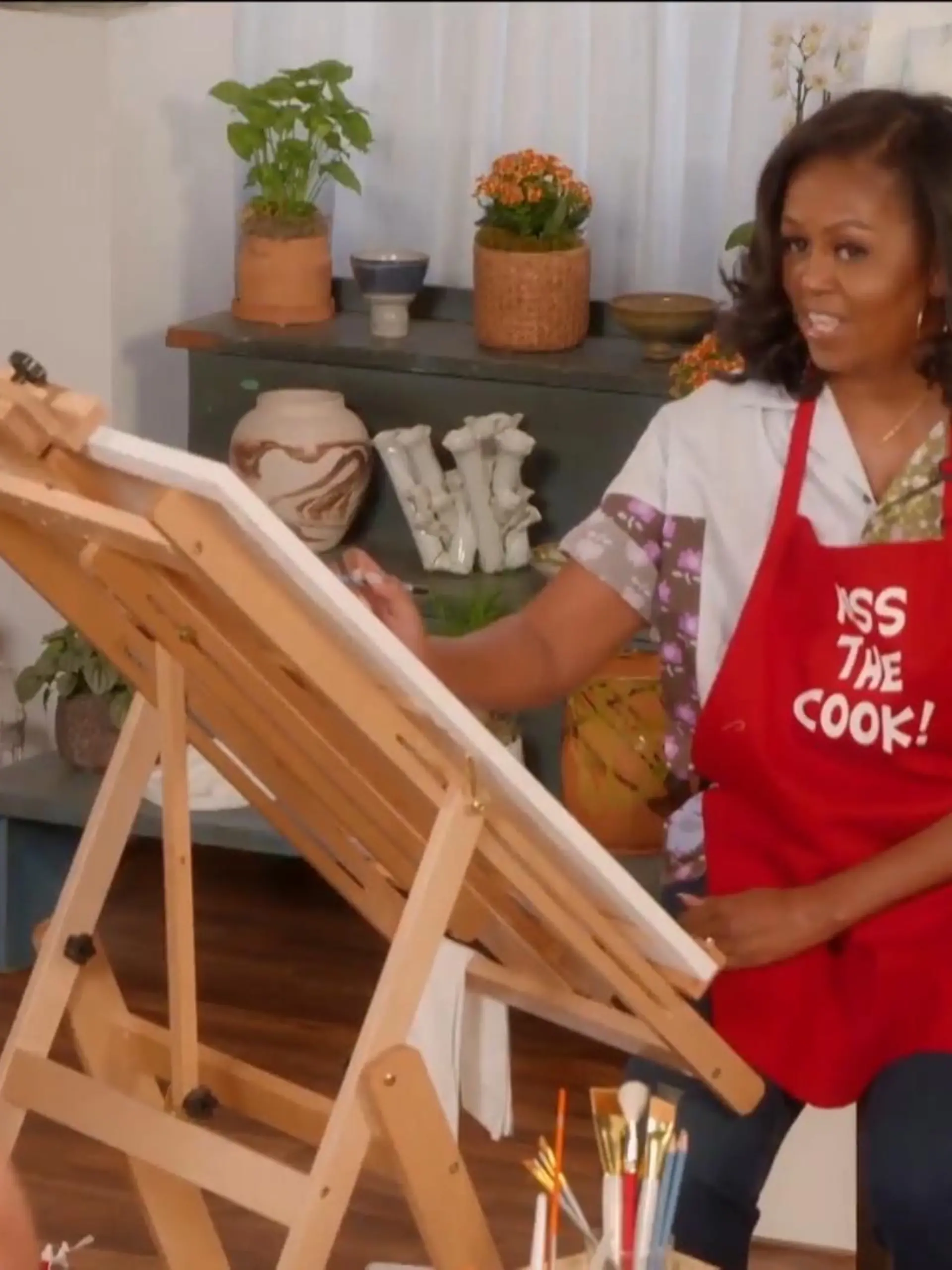 US-Talkmasterin Ellen DeGeneres und Ex-First-Lady Michelle Obama haben zusammen einen Kunstkurs in Aktzeichnen belegt. Ihre Ergebnisse präsentierten sie dann am Ende. Bei den Details hielten sich sowohl die Talkmasterin als auch die Ex-First-Lady offenbar zurück.