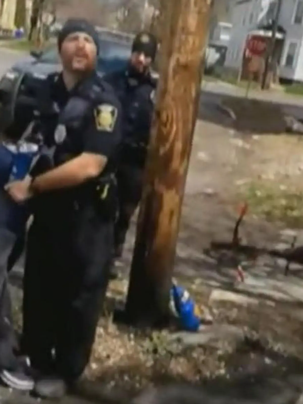 Im US-Bundesstaat New York hat die Polizei einen Jungen verhaftet. Der Achtjährige wird beschuldigt eine Tüte Chips aus einem Geschäft geklaut zu haben. Unter Tränen wird er von den Beamten abgeführt. Der Junge wurde anschließend nach Hause gebracht, er wurde nicht weiter bestraft. Im Netz wird über diese Szene heftig diskutiert, viele finden das Verhalten der Polizisten.
