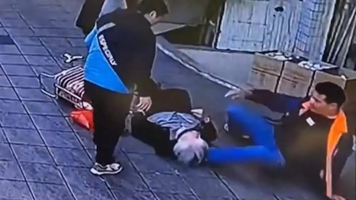 Frau fällt um - Fremder reagiert sofort! 