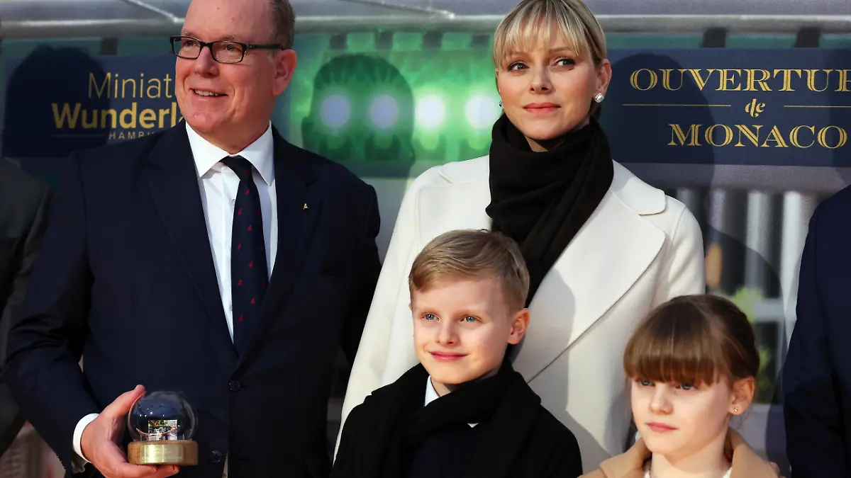 Fürst Albert II. von Monaco (l) und seine Gattin Charlene Lynette Grimaldi (2.v.r), Fürstin von Monaco, stehen zusammen mit ihren Kindern, den Zwillingen Gabriella (r) und Jacques (2.v.l) auf dem Roten Teppich beim Empfang nach der Eröffnung der neuen Monaco-Welt im Miniatur Wunderland.