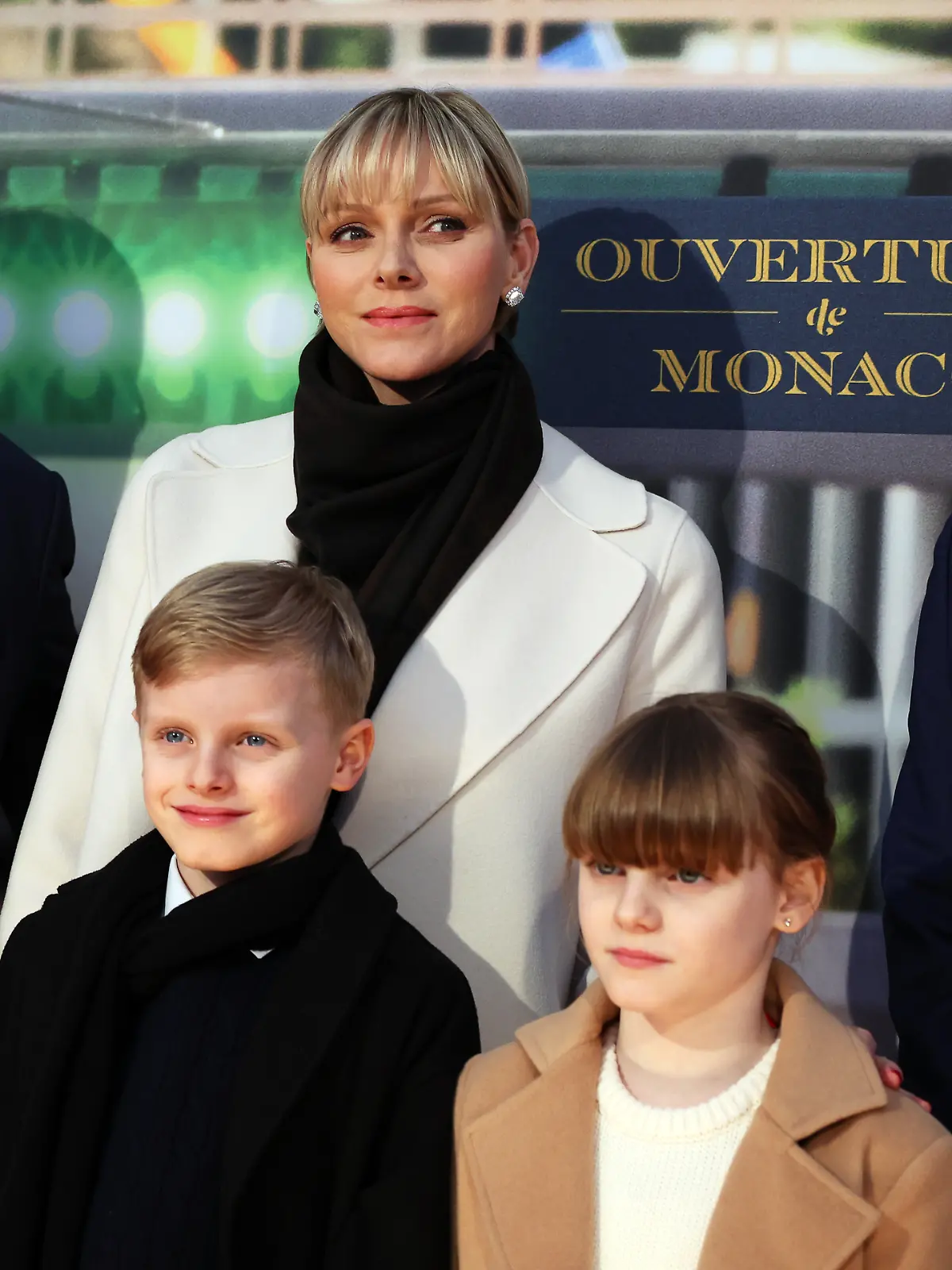 Fürst Albert II. von Monaco (l) und seine Gattin Charlene Lynette Grimaldi (2.v.r), Fürstin von Monaco, stehen zusammen mit ihren Kindern, den Zwillingen Gabriella (r) und Jacques (2.v.l) auf dem Roten Teppich beim Empfang nach der Eröffnung der neuen Monaco-Welt im Miniatur Wunderland.