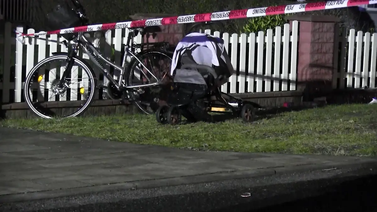 Nach dem Unfall mit dem Transporter sichert die Polizei Spuren am Kinderwagen. 