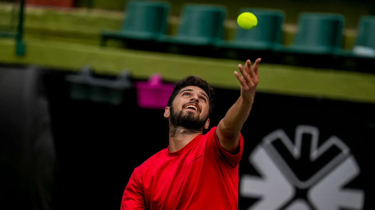 Altuğ Çelikbilek schlägt während eines Tennisspiels auf