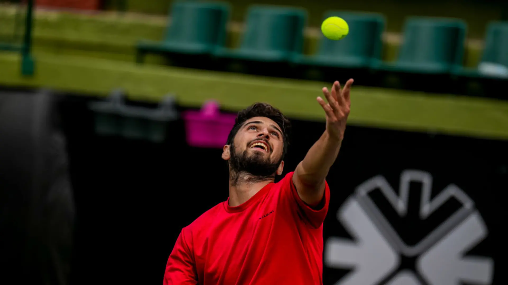 Altuğ Çelikbilek schlägt während eines Tennisspiels auf