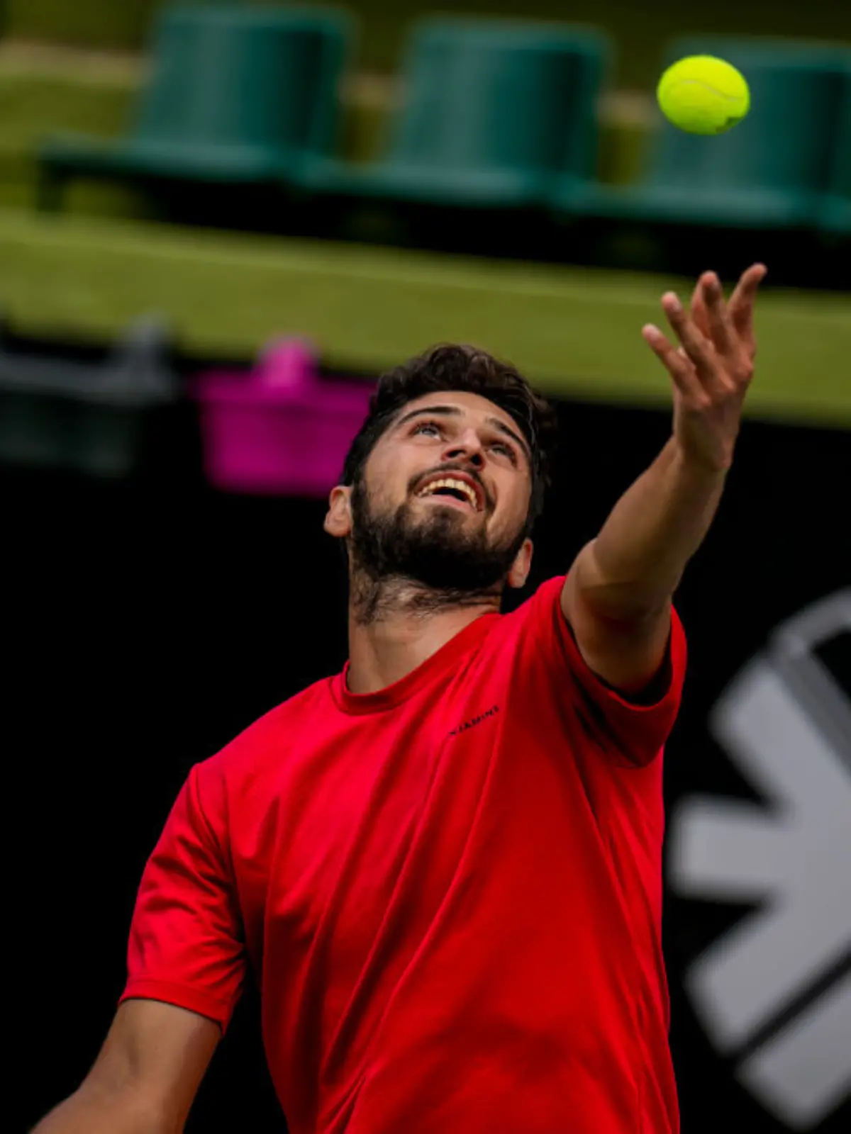 Altuğ Çelikbilek schlägt während eines Tennisspiels auf
