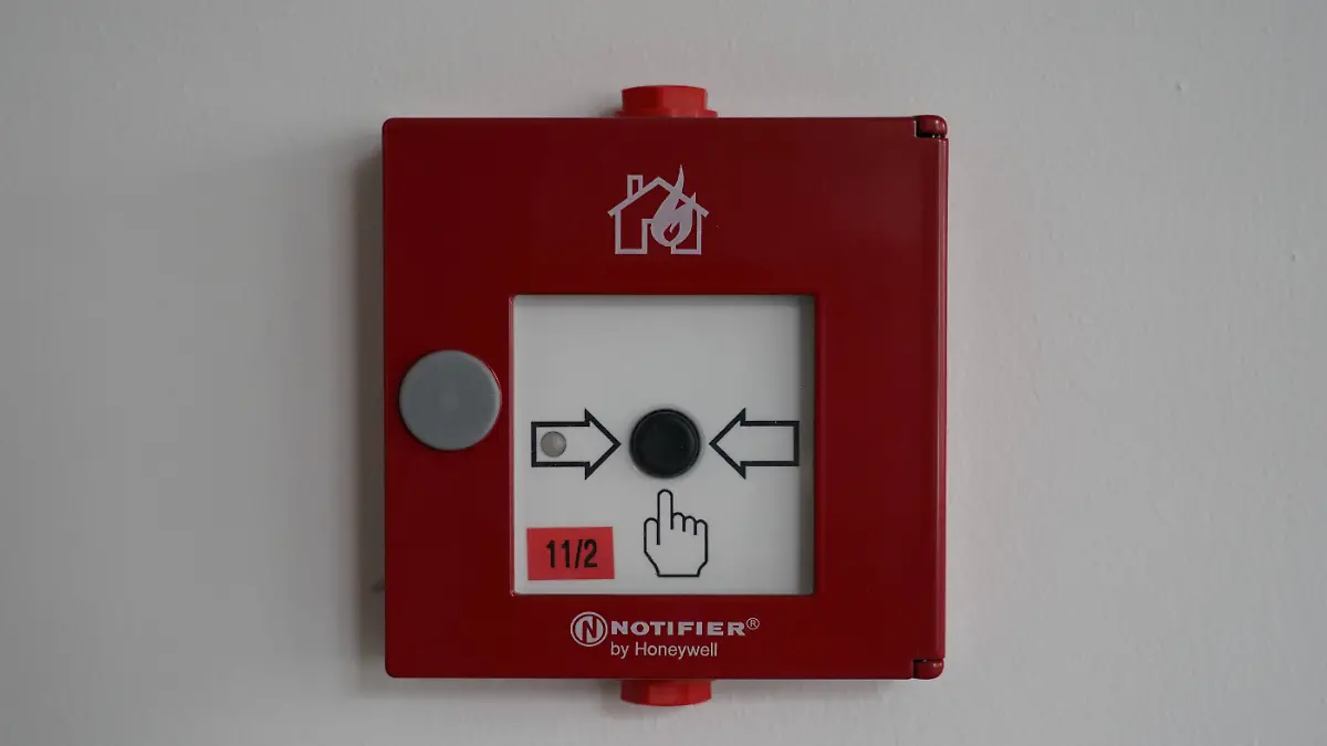 Ein Feuermelder von Honeywell an einer Wand