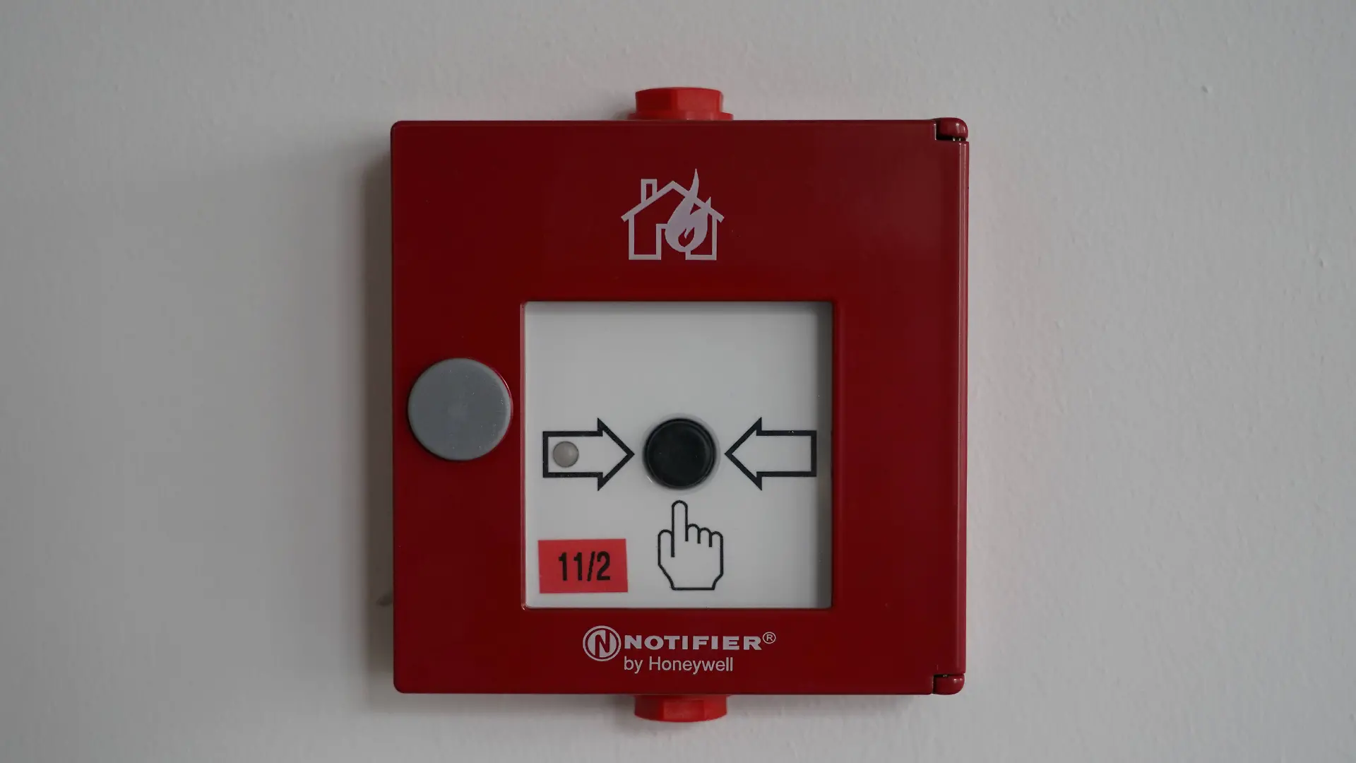 Ein Feuermelder von Honeywell an einer Wand