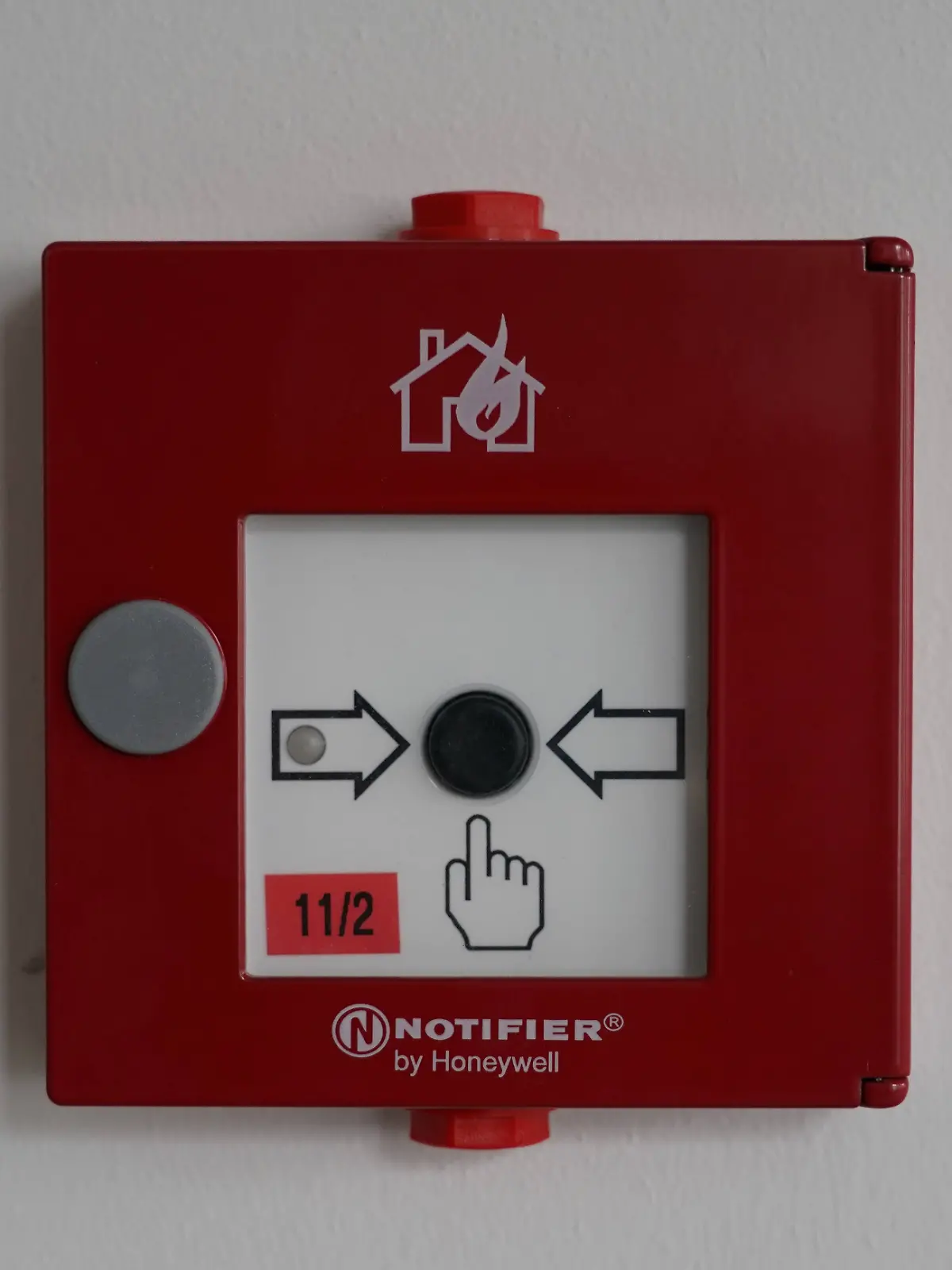 Ein Feuermelder von Honeywell an einer Wand