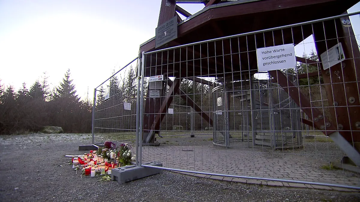 Trauernde Menschen gedenken der Mädchen am mittlerweile geschlossenen Aussichtsturm.