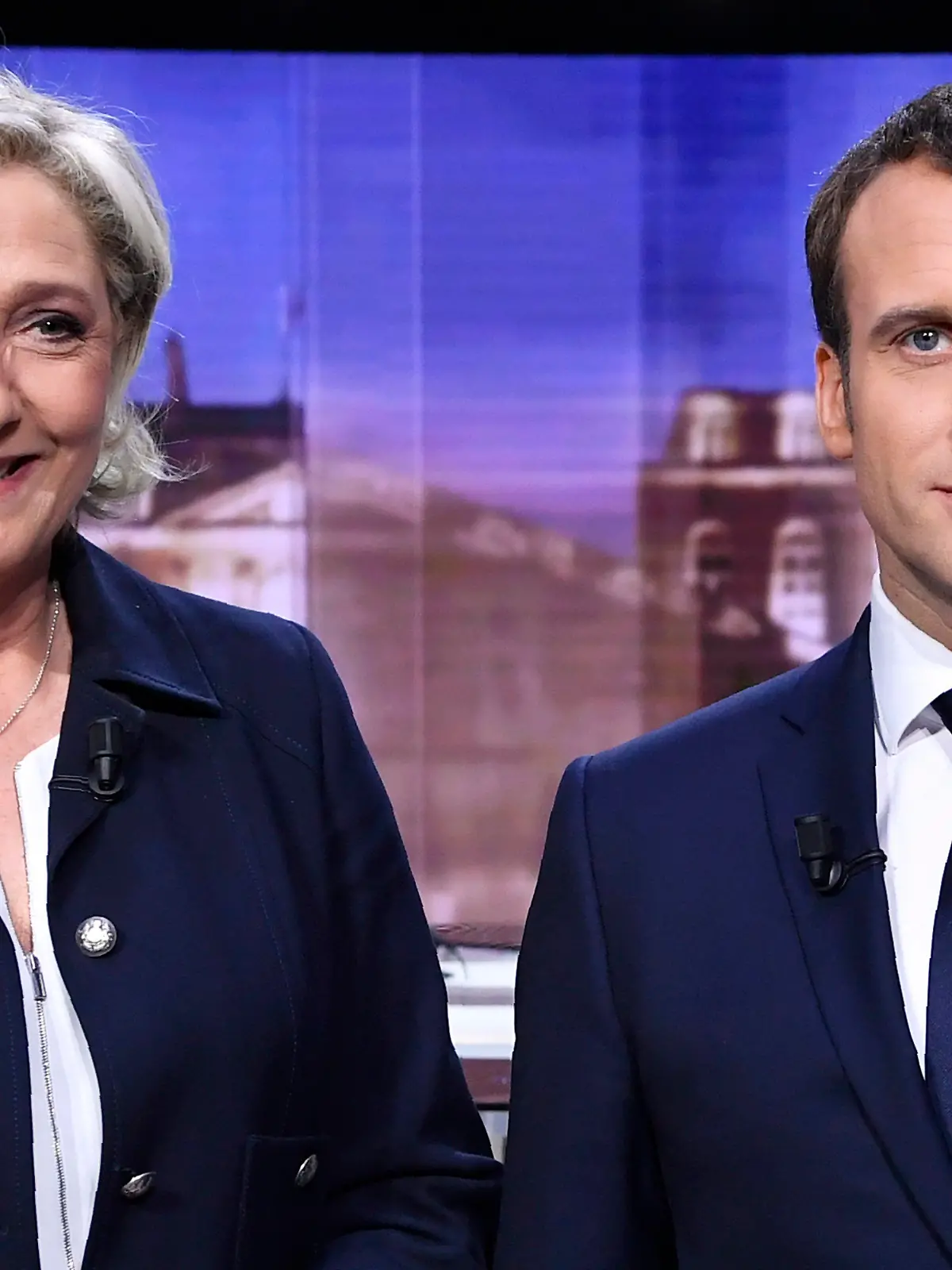 ARCHIV - 03.05.2017, Frankreich, La Plaine-Saint-Denis: Marine Le Pen, Präsidentschaftskandidatin der rechtsextremen Partei Rassemblement National (RN), und Emmanuel Macron, heutiger Präsident von Frankreich und damaliger Präsidentschaftskandidat der Bewegung «En Marche!», stehen vor dem Beginn einer live übertragenen Fernsehdebatte am 3. Mai 2017 zusammen. Vier Tage vor der Endrunde der französischen Präsidentschaftswahl treffen Staatschef Macron sowie seine Herausforderin Le Pen in einem mit Spannung erwarteten Fernsehduell aufeinander. Die traditionelle und einzige TV-Debatte wird am Mittwochabend (20.04.2022) ab 21.00 Uhr auf mehreren französischen Sendern übertragen. Foto: Eric Feferberg/AFP POOL/AP/dpa +++ dpa-Bildfunk +++