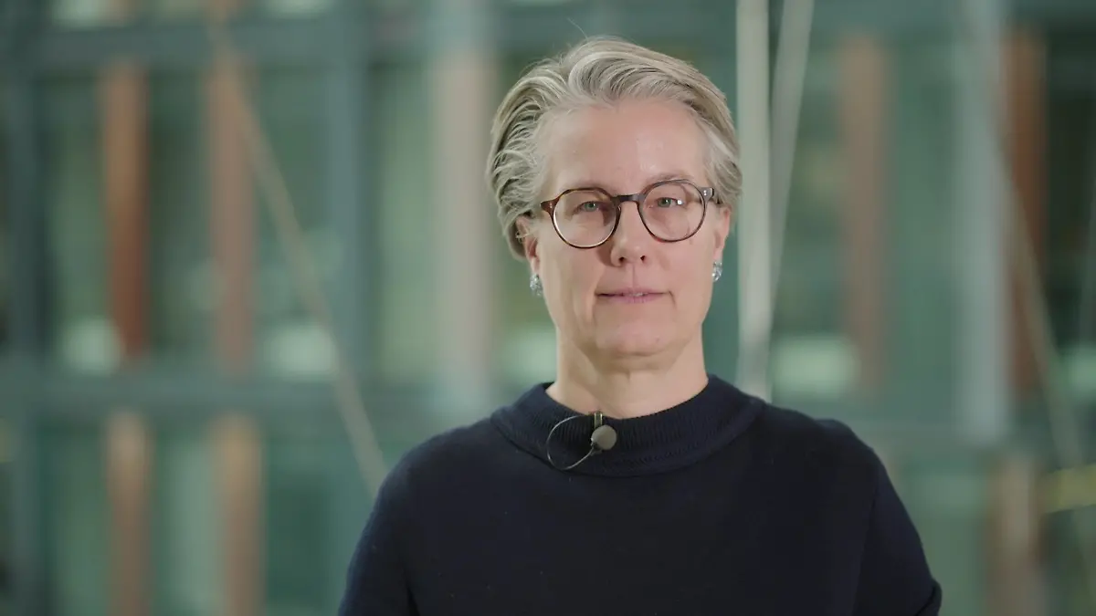 Schufa-Chefin Tanja Birkholz blickt beim Interview mit RTL in die Kamera.