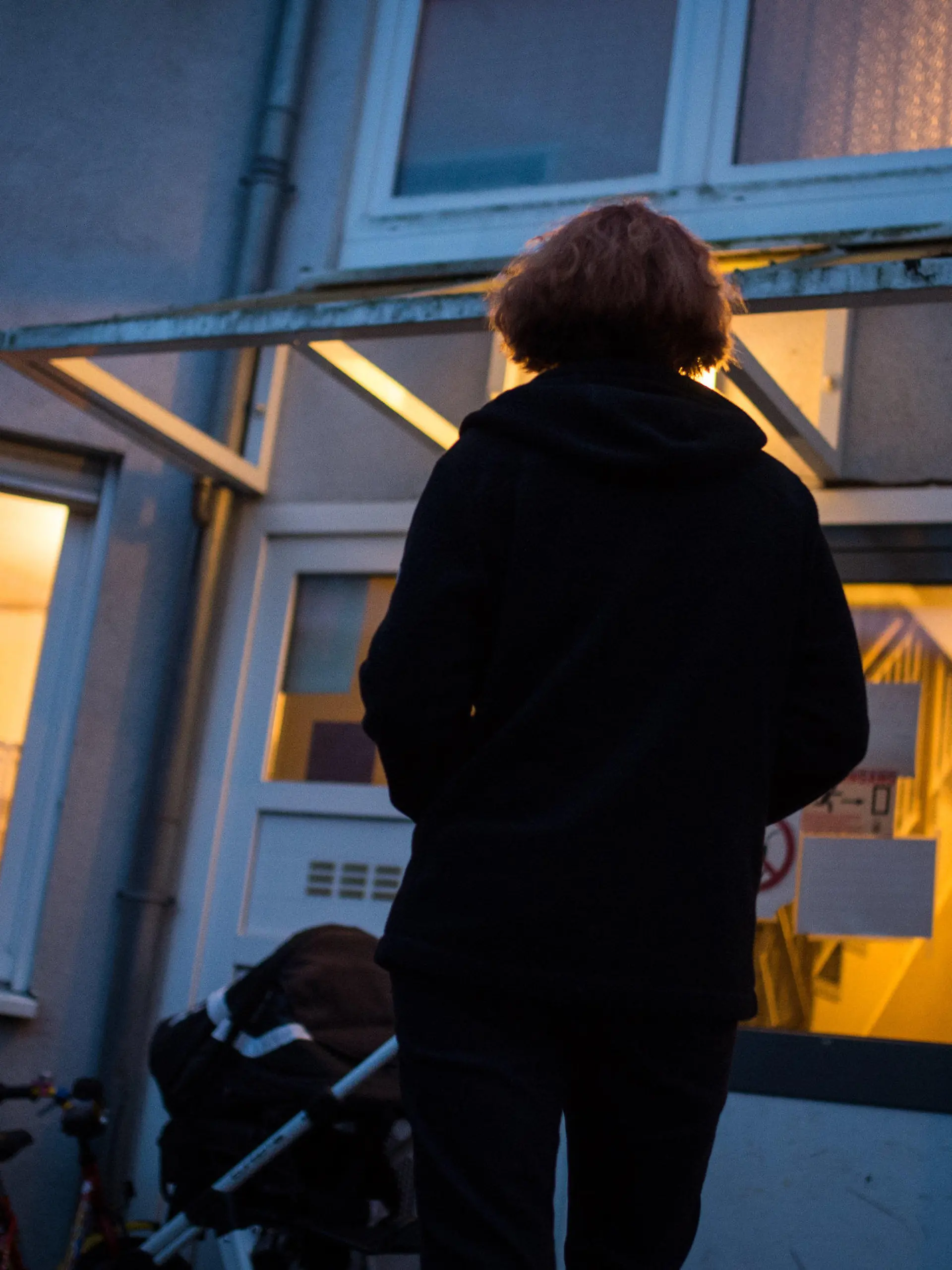 ARCHIV - 21.11.2017, Berlin: Eine Frau steht vor einem Frauenhaus. (zu dpa «Thüringer Frauenhäuser werden über längere Zeit beansprucht») Foto: Sophia Kembowski/dpa +++ dpa-Bildfunk +++
