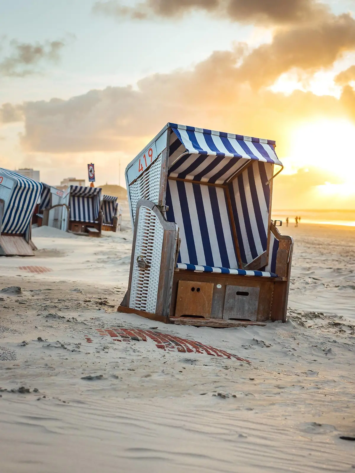 Norderney. 03 OKT 2018. Urlaub an der Nordseeküste. Strandkörbe im Sonnenlicht. OSTFRIESLAND. Ostfriesische Inseln. *** Norderney 03 OKT 2018 Vacation at the North Sea coast beach chairs in the sunlight OSTFRIESLAND East Frisian Islands Copyright: JanisMEYER/Priller&MAUG JMY0F2995X  