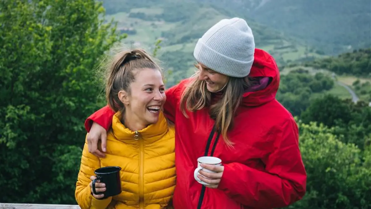 Frauen in bunten Winterjacken.