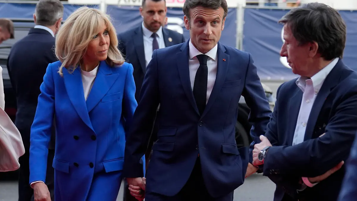 Centrist candidate and French President Emmanuel Macron and his wife Brigitte Macron arrive at a television recording studio for a debate with centrist candidate and French President Emmanuel Macron, Wednesday, April 20, 2022 in La Plaine-Saint-Denis, outside Paris. In the climax of France's presidential campaign, centrist President Emmanuel Macron and far-right contender Marine Le Pen meet in a one-on-one television debate that could prove decisive before Sunday's runoff vote. (AP Photo/Francois Mori)