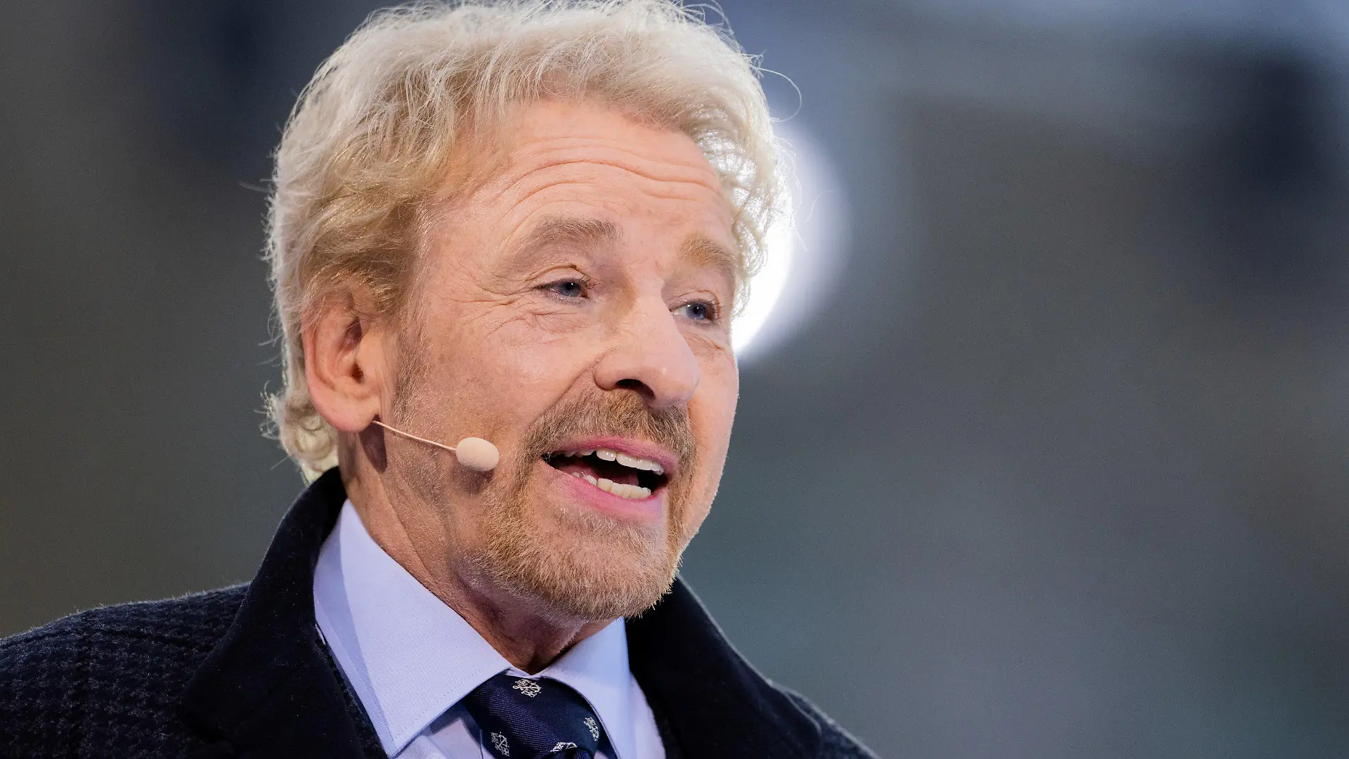 13.04.2022, Nordrhein-Westfalen, Essen: Thomas Gottschalk, Moderator, steht bei der RTL-Oster-Produktion «Die Passion» auf dem Burgplatz auf der Bühne. Der Kölner Privatsender präsentiert dabei die Leidensgeschichte und Kreuzigung Christi als großes «Musik-Live-Event». Foto: Rolf Vennenbernd/dpa +++ dpa-Bildfunk +++