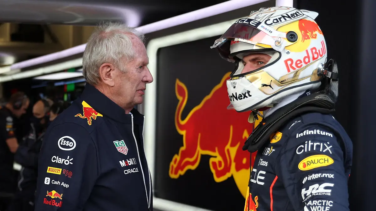 Formula One F1 - Australian Grand Prix - Melbourne Grand Prix Circuit, Melbourne, Australia - April 7, 2022 Red Bull's driver development program Helmut Marko with Red Bull's Max Verstappen during practice REUTERS/Loren Elliott
