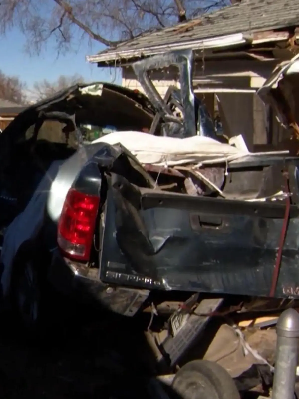 Das Pärchen aus Colorado verlässt das Haus, um Essen zu holen. Diese Entscheidung rettet ihr Leben, denn kurz darauf rast ein Auto in ihre Hauswand.