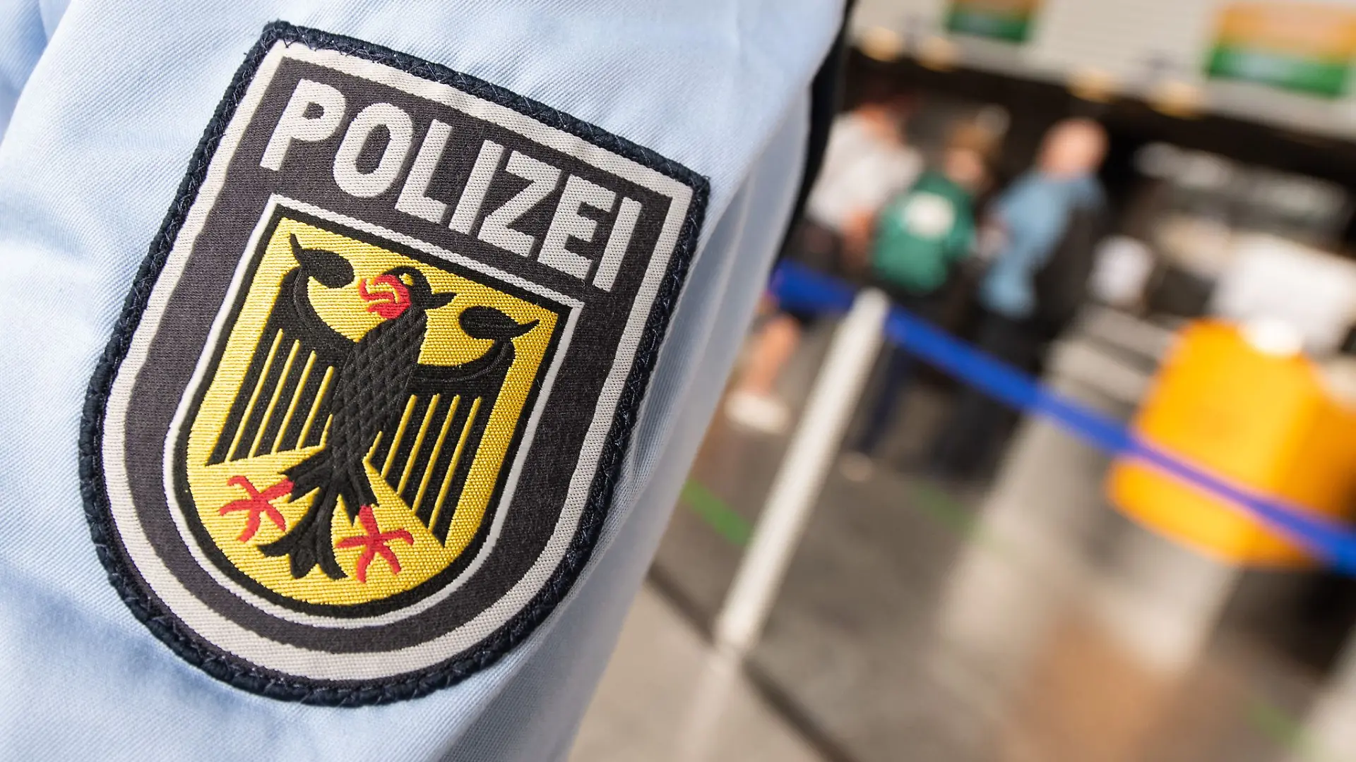 Die Bundespolizei musste am Frankfurter Flughafen eingreifen, weil sich ein betrunkener Fluggast aggressiv benommen hat.(Symbolfoto)