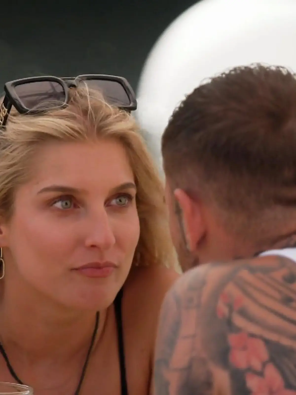 Gigi macht Sandra eine Liebeserklärung