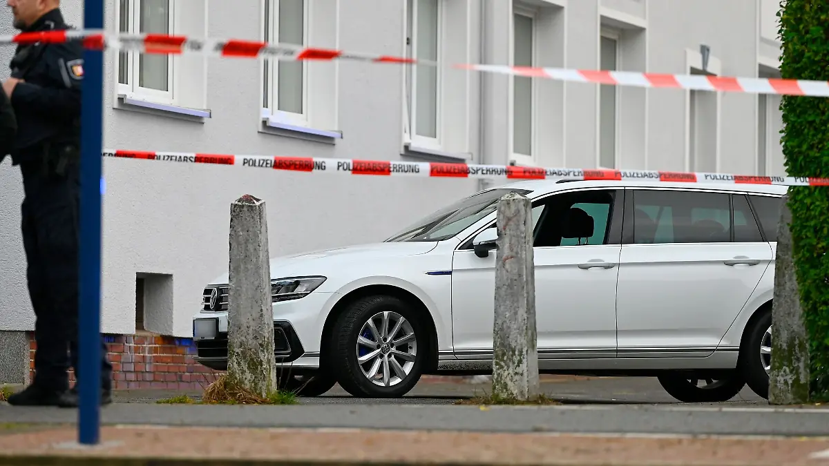 Ein Mann wurde nach einem Schusswechsel in ein Krankenhaus gebracht.