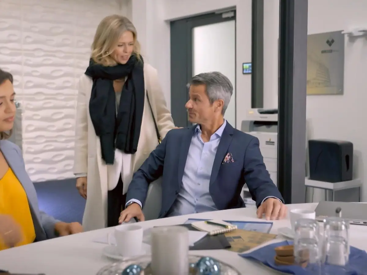 „Unter uns“-Folge vom 06.12.24 auf RTL+: Patrizia sieht Benedikt mit einer  attraktiven Auftraggeberin