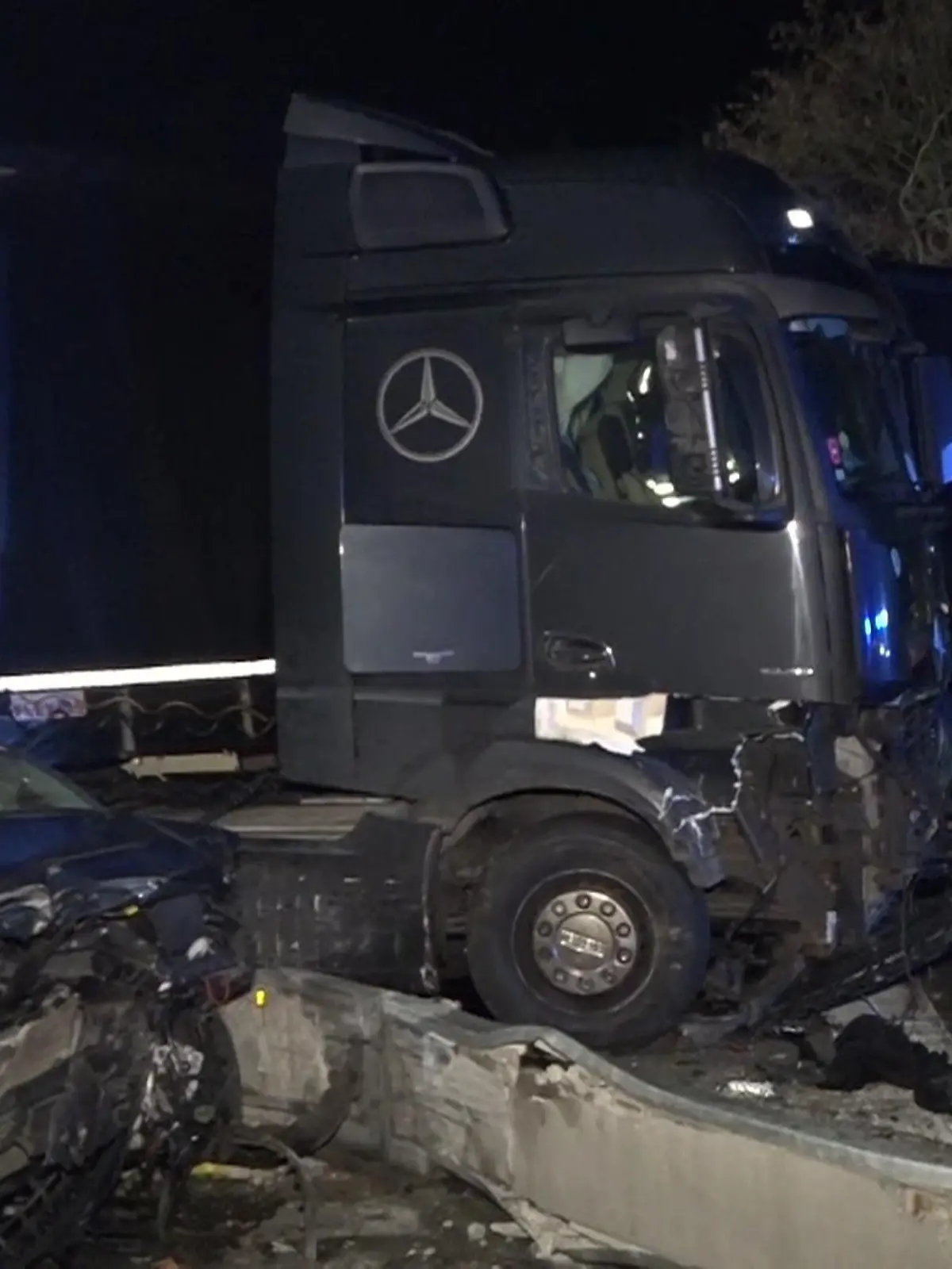 Bild zu: "Laster-Fahrer verursacht Horrorunfall"