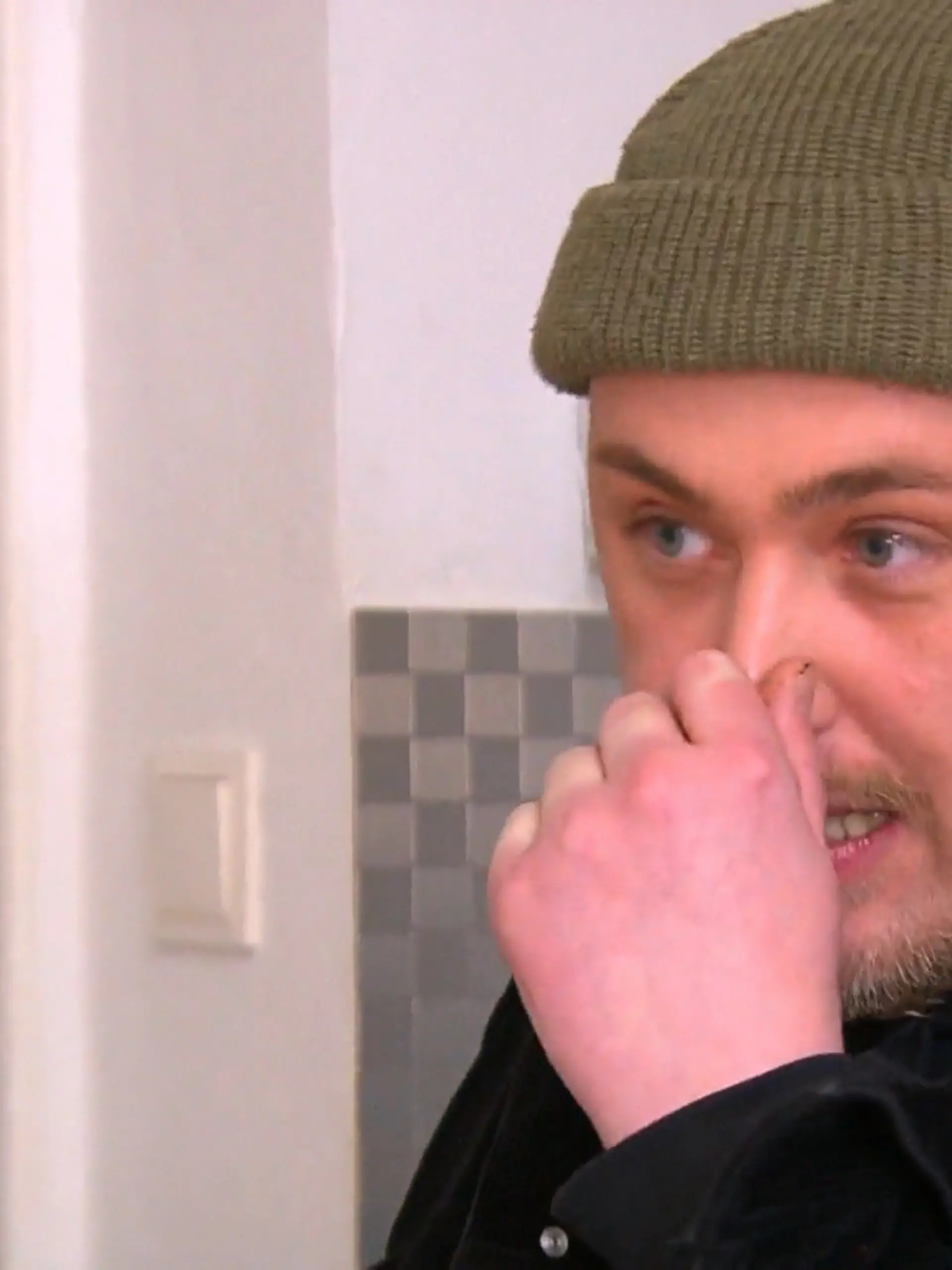 Bild zu: "Ist Patrick zufrieden mit der neuen Wandfarbe?"