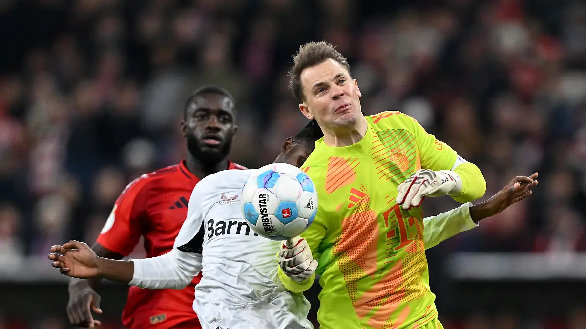 Münchens Torwart Manuel Neuer (r) rammt Leverkusens Jeremie Frimpong um.
