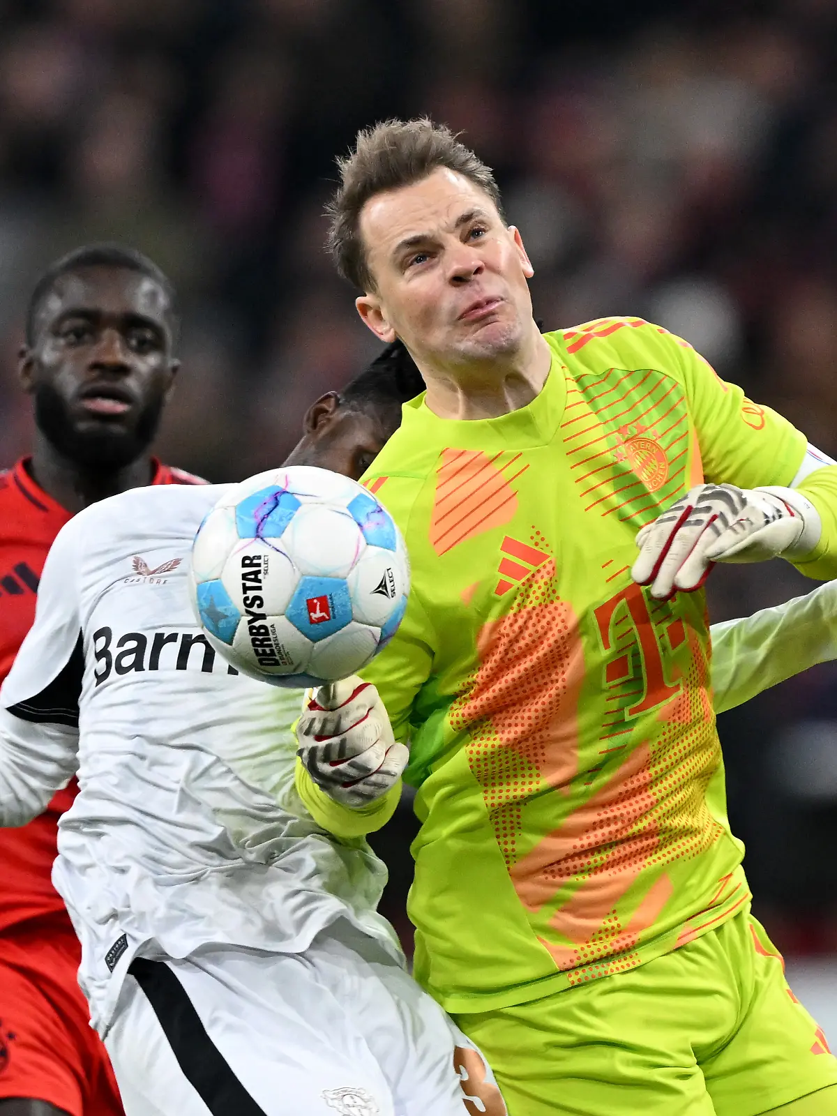 Münchens Torwart Manuel Neuer (r) rammt Leverkusens Jeremie Frimpong um.