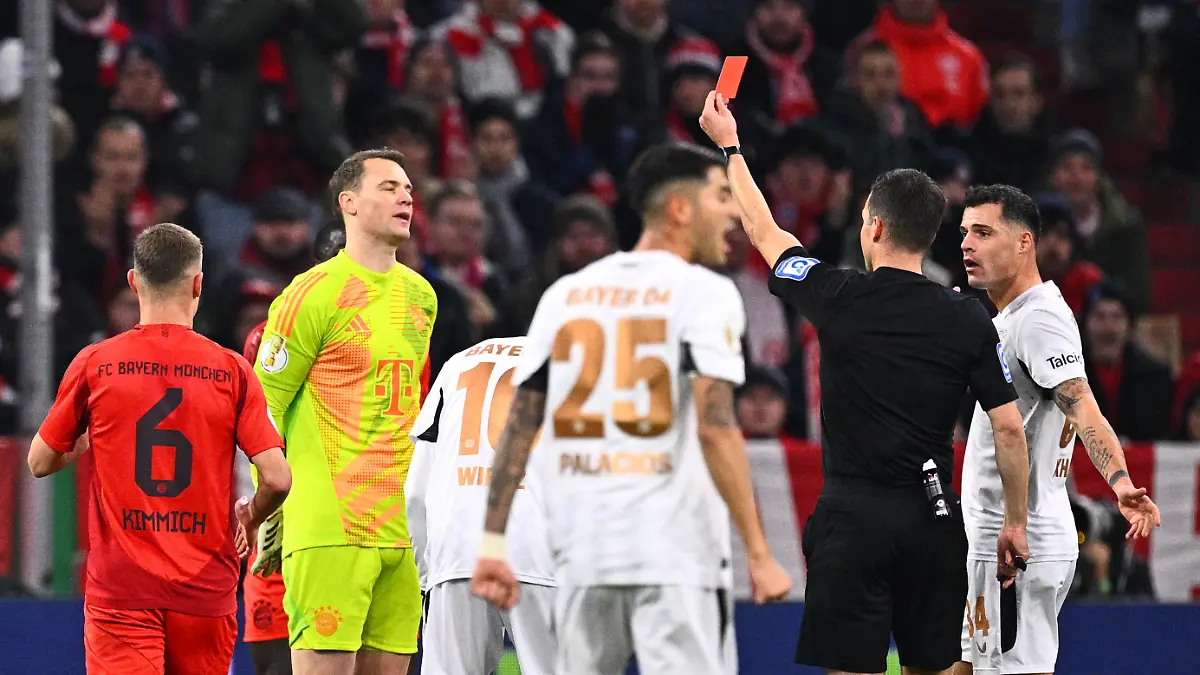 Manuel Neuer fliegt erstmals in seiner Karriere vom Platz.