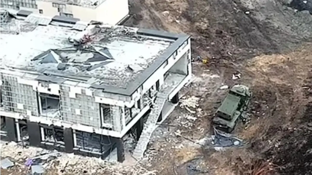 Von Andrey Stavnitsers Villa sind nach dem Bombenangriff des ukrainischen Militärs nur noch die Grundmauern übrig.