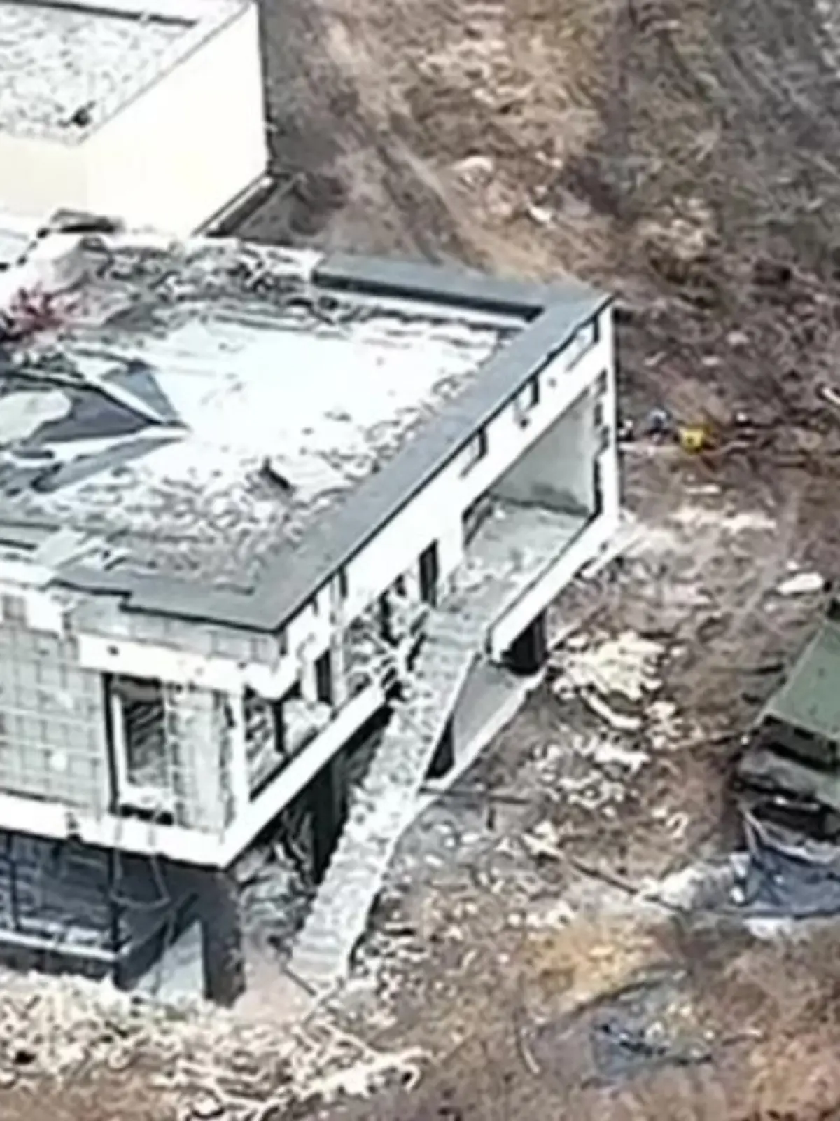Von Andrey Stavnitsers Villa sind nach dem Bombenangriff des ukrainischen Militärs nur noch die Grundmauern übrig.