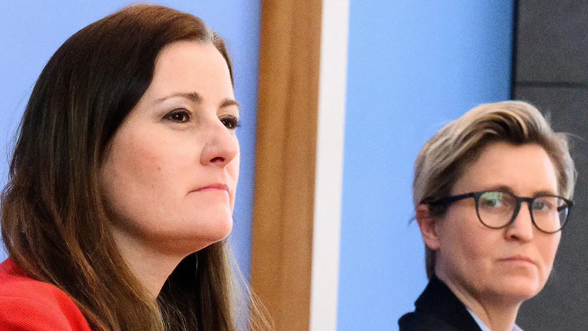 ARCHIV - 28.03.2022, Saarland, Berlin: Janine Wissler (l) und Susanne Hennig-Wellsow, die beiden Bundesvorsitzenden der Partei Die Linke, äußern sich in der Bundespressekonferenz zum Ergebnis der Landtagswahl im Saarland. (zu dpa «Wissler will Linke alleine weiterführen») Foto: Bernd von Jutrczenka/dpa +++ dpa-Bildfunk +++