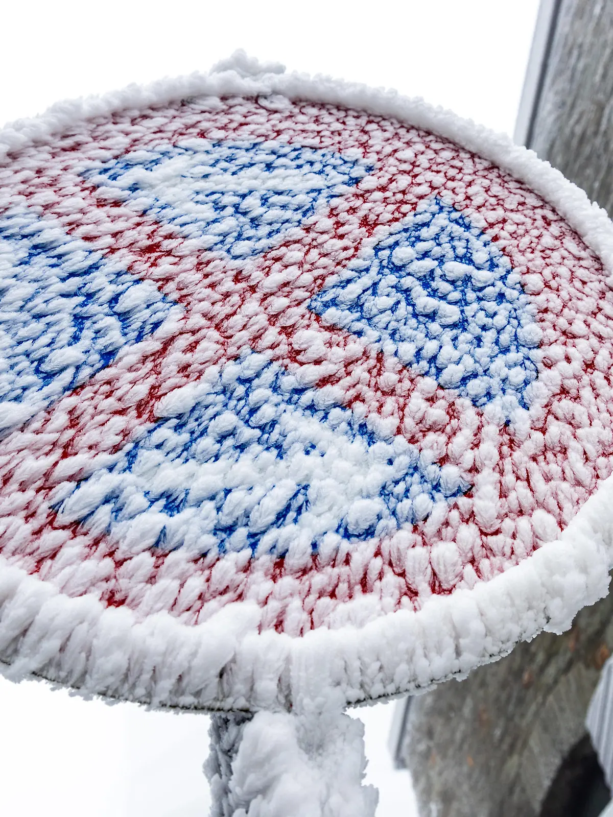  Winterwetter im Taunus Die Landschaft rund um den Großen Feldberg im Taunus zeigt sich am zweiten Advent winterlich mit einer dünnen Schneedecke und Raureif an den Bäumen und Pflanzen. Zahlreiche Menschen war für einen Ausflug in den Hochtaunus gekommen., Schmitten Hessen Deutschland *** Winter weather in the Taunus The landscape around the Great Feldberg in the Taunus shows on the second Advent wintry with a thin blanket of snow and hoarfrost on the trees and plants Numerous people had come for a trip to the High Taunus , Schmitten Hesse Germany