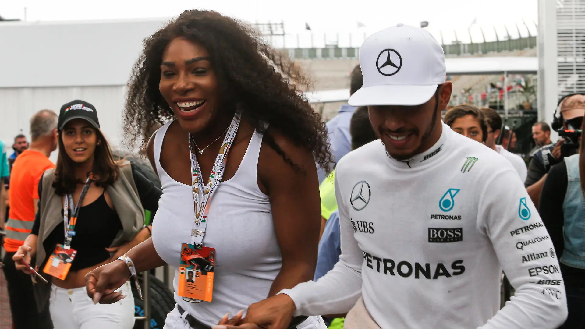 Mexican Grand Prix Race Race winner Lewis Hamilton GBR Mercedes AMG F1 celebrates with Serena Williams USA Tennis Player at Formula One World Championship, WM, Weltmeisterschaft Rd19, Mexican Grand Prix, Race, Circuit Hermanos Rodriguez, Mexico City, Mexico, Sunday 30 October 2016. BEST IMAGE dcd1630oc497