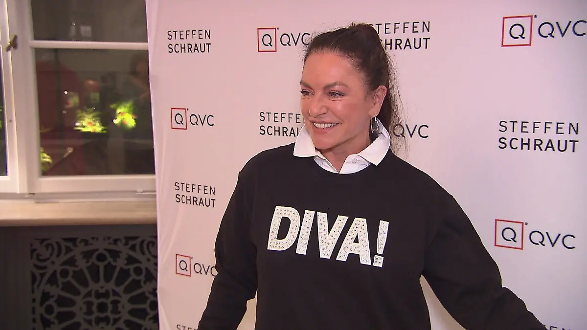 Christine Neubauer präsentiert stolz ihren Statement-Pullover