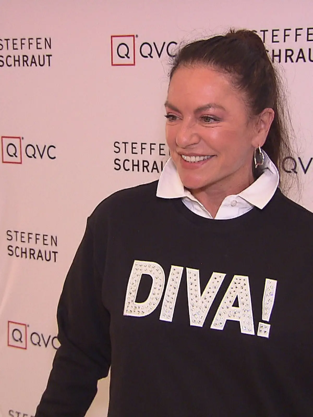 Christine Neubauer präsentiert stolz ihren Statement-Pullover